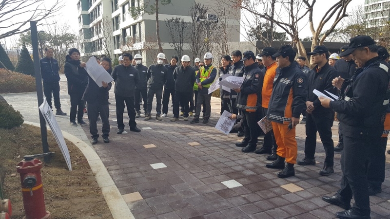 ㈜캐스트윈은 원활한 층간통화가 가능한 무선통신보조설비를 개발, 헬리오시티에 설치했다. 회사 관계자가 소방당국을 대상으로 통신설비 기능에 대해 설명하고 있다.