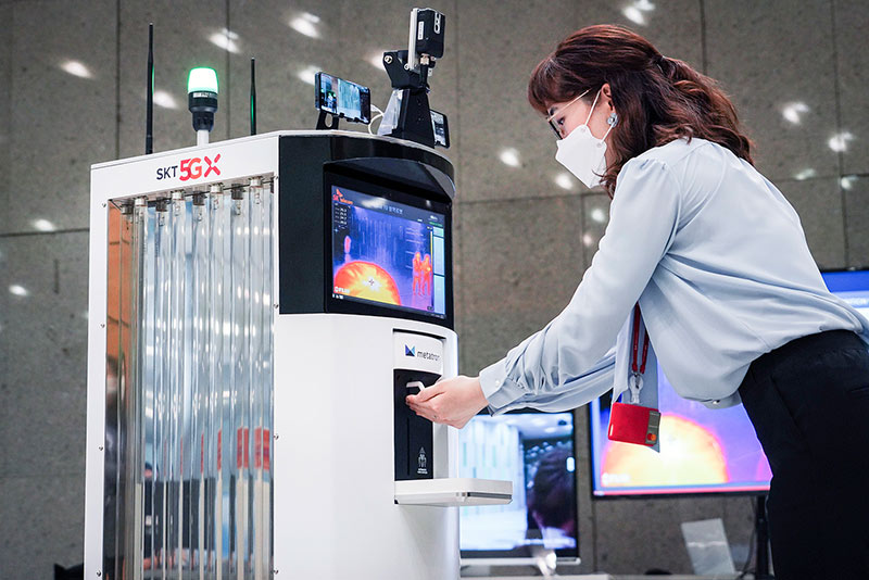 SK텔레콤과 오므론이 합작한 방역로봇이 코로나19 예방을 위해 손소독을 실시하고 있다. [사진=SK텔레콤]