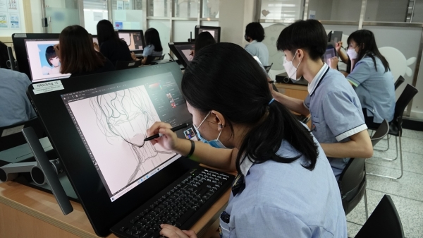 성남금융고등학교 커뮤니케이션디자인과 학생들이 태블릿으로 교육을 받고 있다. [사진=한국와콤]