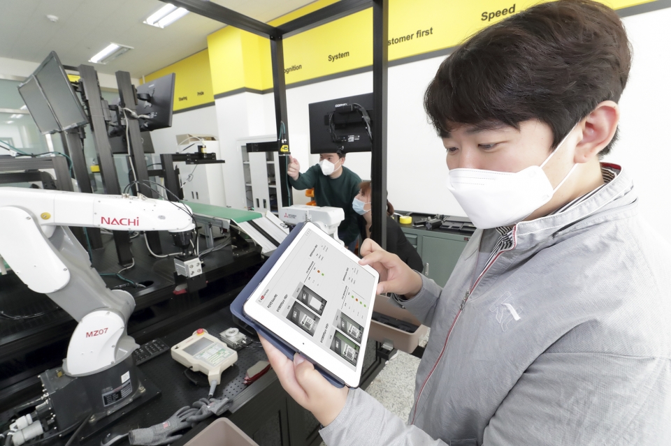 차종환 기자 fany529@koit.co.kr*사진1: 국내 스마트공장 수가 약 2만개를 넘어서며 질적 고도화가 필요한 단계에 접어들었다. [사진=KT]사진2: 스마트공장 보급체계 개편 계획. [자료=중기벤처부]사진3: 스마트공장에서 생성된 데이터를 AI로 분석해 새로운 가치 창출에 활용한다. [사진=클립아트 코리아]