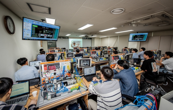 장비를 직접 제어하는 실습 교육. [사진=서울기술교육센터]