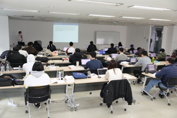 센터에서 수강생들이 교육을 받고 있다.