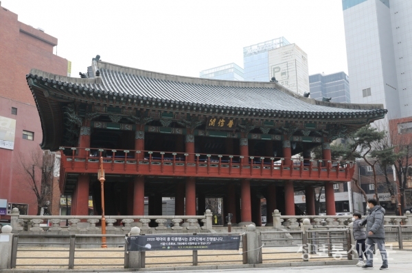 코로나19 확산 방지를 위해 서울 보신각 '제야의 종 타종행사'가 현장행사 없이 온라인으로 진행된다. 지나가는 시민들이 안내문을 확인하고 있다.