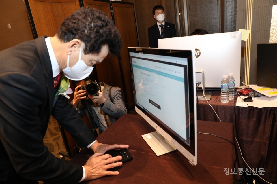 최종열 선거관리위원장이 투표 집계 결과 확인을 위해 비밀번호를 입력하고 있다.