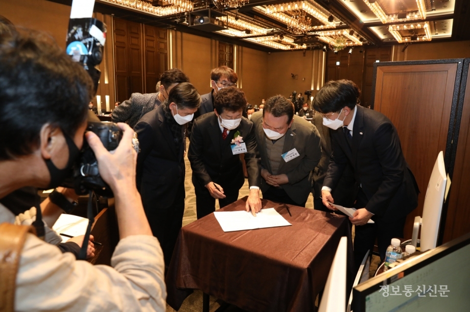 최종열 선거관리위원장 등이 투표 집계 결과를 확인하고 있다.