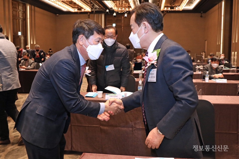 이재식 신임 이사장과 이명규 이사장이 악수를 하고 있다.
