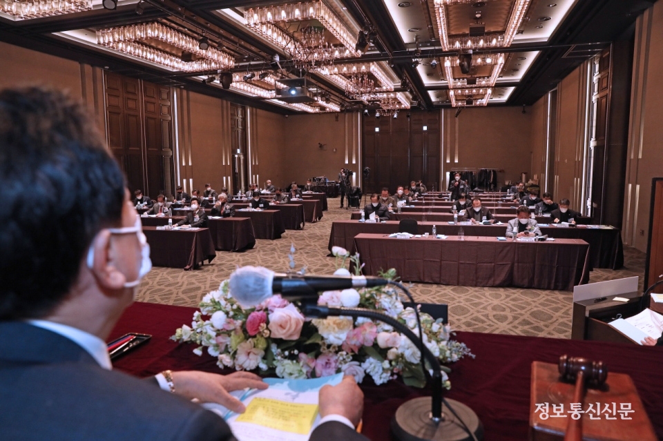 이명규 이사장이 안건 심의를 주재하고 있다.