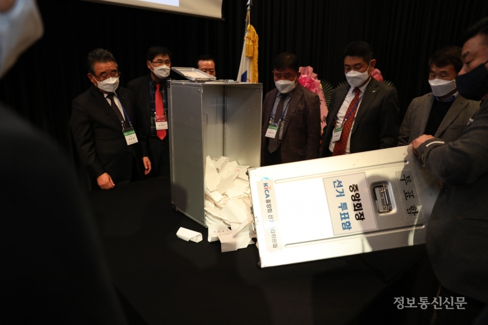 장금섭 선관위원장과 선관위원들이 중앙회장 선거 투표함을 열고 있다.