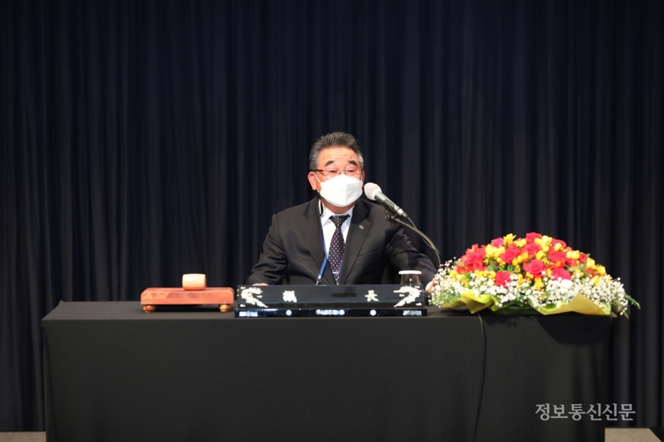 장금섭 선관위원장이 협회 중앙회장 선거 투표 결과를 발표하고 있다.