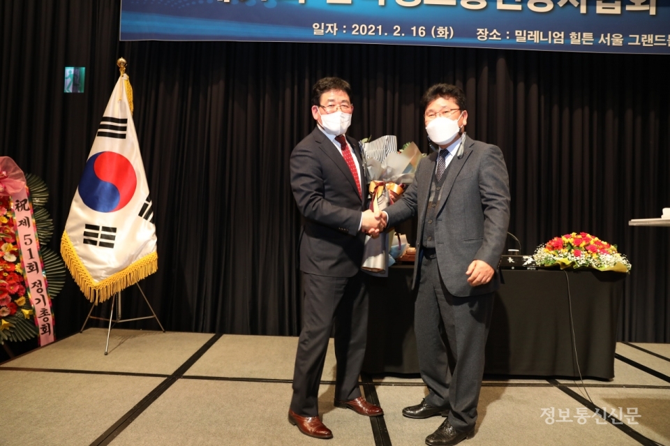 강창선 중앙회장 선거 당선인이 꽃다발을 받고 있다.