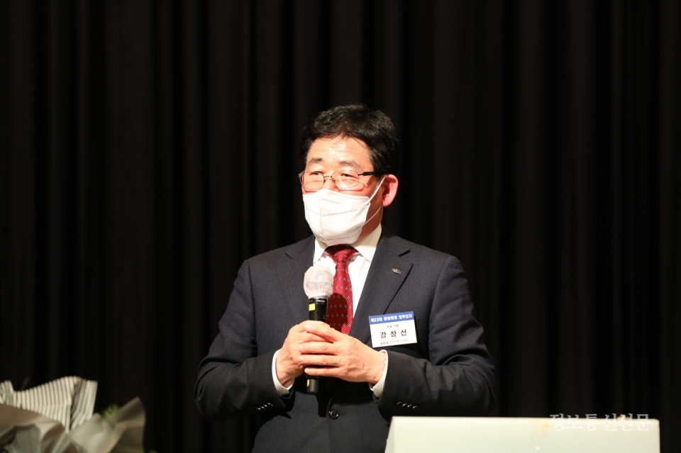 당선 소감을 말하고 있는 강창선 당선인.
