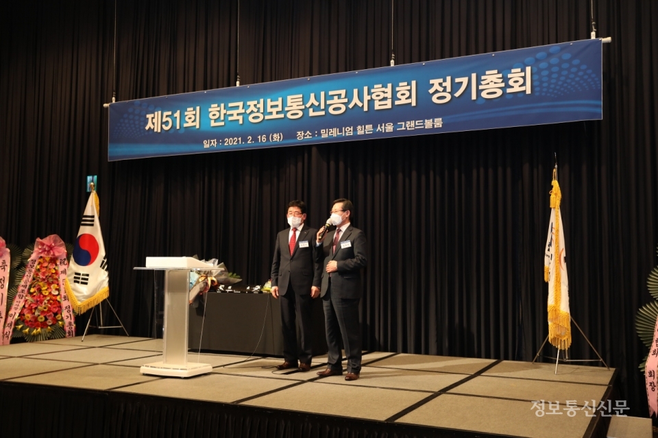 김윤헌 후보가 강창선 당선인의 당선을 축하하고 있다.