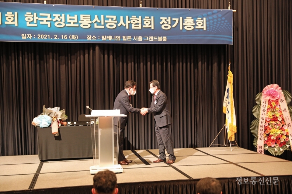 강창선 당선인과 김윤헌 후보가 악수를 하고 있다.