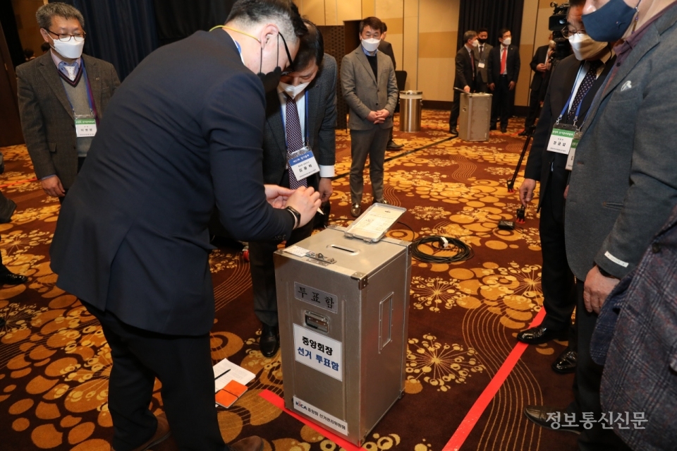 협회 직원이 선관위 주관 아래 봉인 스티커를 투표함에 부착하고 있다.