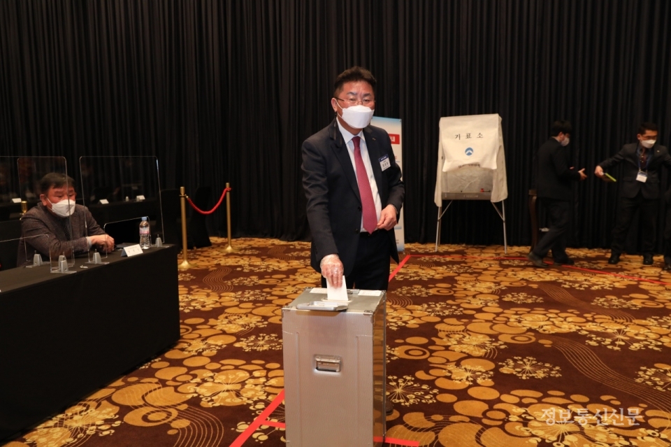 투표를 하는 정상호 중앙회장.