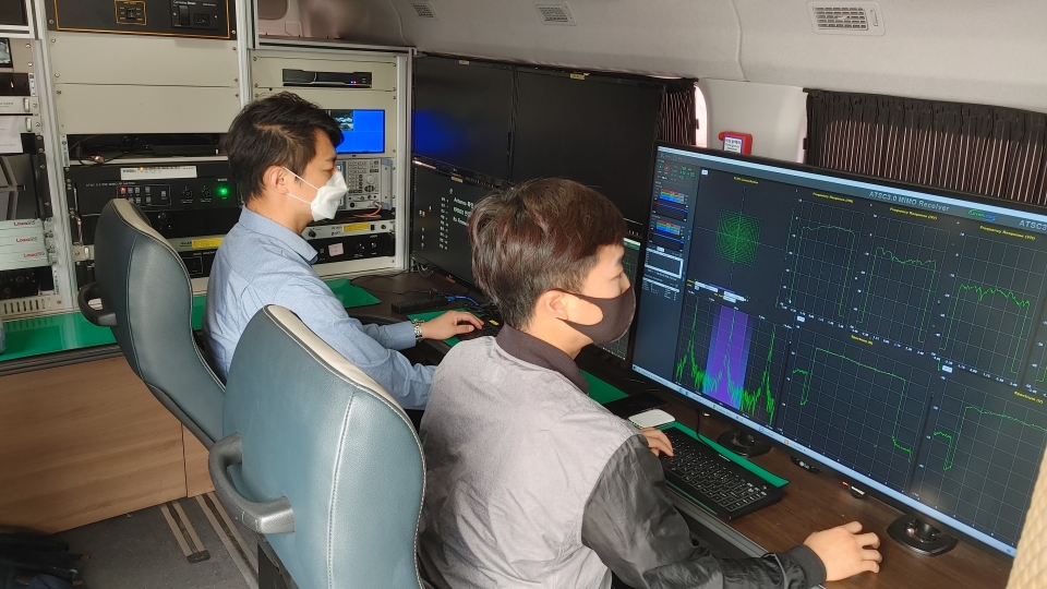 연구진이 UHD 측정 차량 내부에서 8K UHD 신호 품질을 모니터링하고 있다. [사진=ETRI]