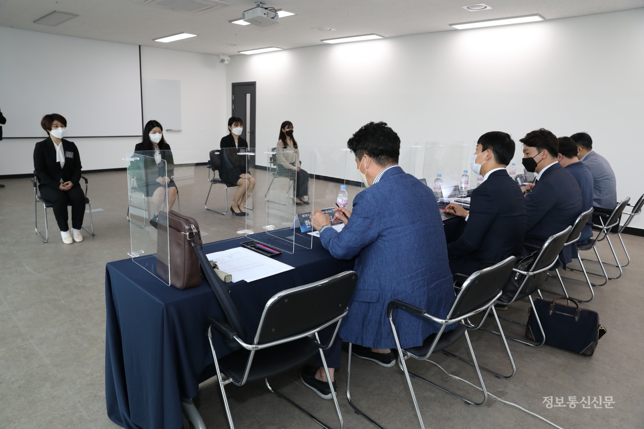 컨설팅 분야 라이브 면접이 진행되고 있다.