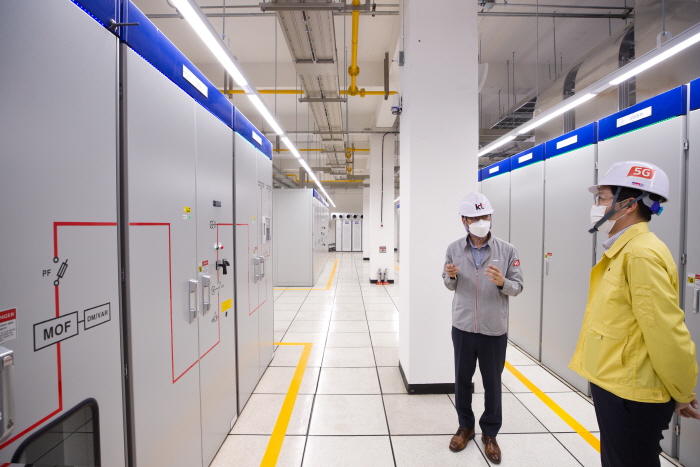 통신망 이원화가 예정보다 빠르게 추진되고 있는 것으로 나타났다. 조경식 과학기술정보통신부 제2차관이 지난 4월 서울 KT 아현국사를 방문해 통신재난 방지대책 추진현황을 점검하는 모습. [사진=과기정통부]