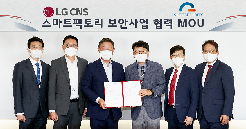 (왼쪽 두번째부터)LG CNS 보안사업담당 배민 상무, LG CNS DTI사업부장 현신균 부사장, 이글루시큐리티 이득춘 대표, 이글루시큐리티 ICT사업본부장 이민섭 전무 등 관계자가 마곡 본사에서 기념촬영했다.  [사진=LG CNS]