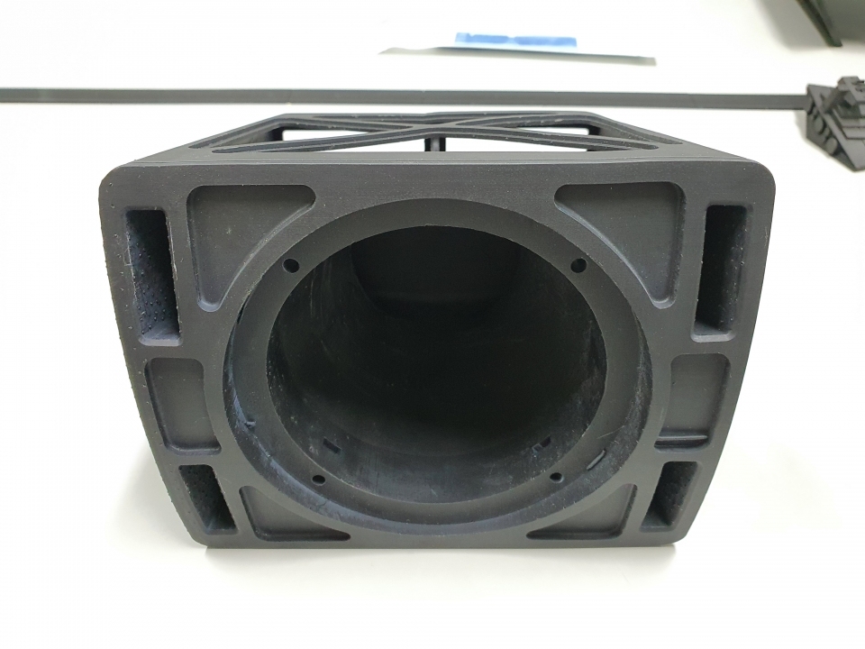폼랩 3D 프린터로 출력한 스피커 케이스.  별도 후처리 없이 출력 한번에 유닛 체결 나사홀과 울림통까지 구현할 수 있다.