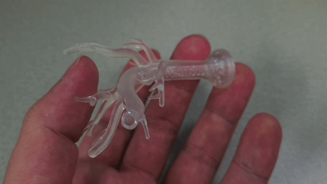 폼랩 3D 프린터는 사용 레진 종류에 따라 다양한 물성을 가진 결과물을 출력할 수 있다.