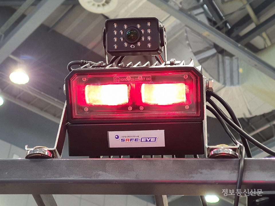 이편한자동화기술은 디스플레이 없이 일체화된 AI 출입 접근 경보 시스템도 함께 출품했다.