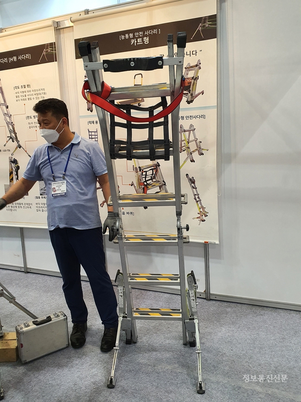 전두성 은진산업 대표이사가 능동형 안전 사다리의 특징을 설명하고 있다.