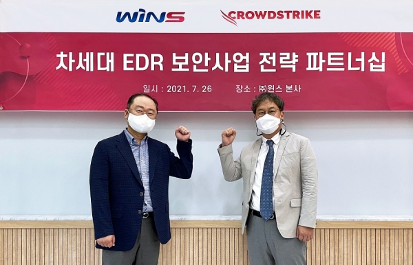 박기담 윈스 전무(왼쪽)와 크라우드스트라이크 한국영업을 총괄하는 이창훈 이사가 차세대 EDR 보안사업 전략 파트너십을 체결했다. [사진=윈스]