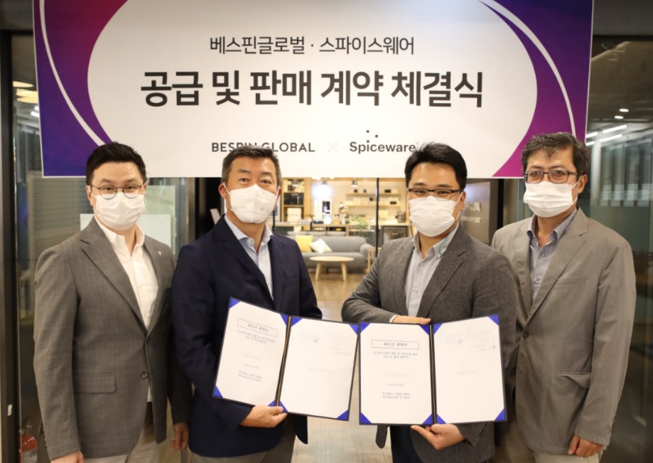 베스핀글로벌과 스파이스웨어가 공급 계약을 체결했다. 왼쪽부터 베스핀글로벌 정현석 실장, 조민식 코리아 총괄 대표, 스파이스웨어 김근진 대표, 김규수 사업본부장 [사진=베스핀글로벌]