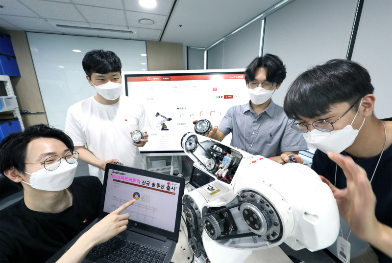 LG유플러스는 산업용 AI 전문 업체 ‘원프레딕트(대표 윤병동)’와 함께 공장 설비의 고장·장애를 미리 진단하고 점검하는 신규 스마트팩토리 솔루션을 출시했다고 29일 밝혔다. [사진=LG유플러스]