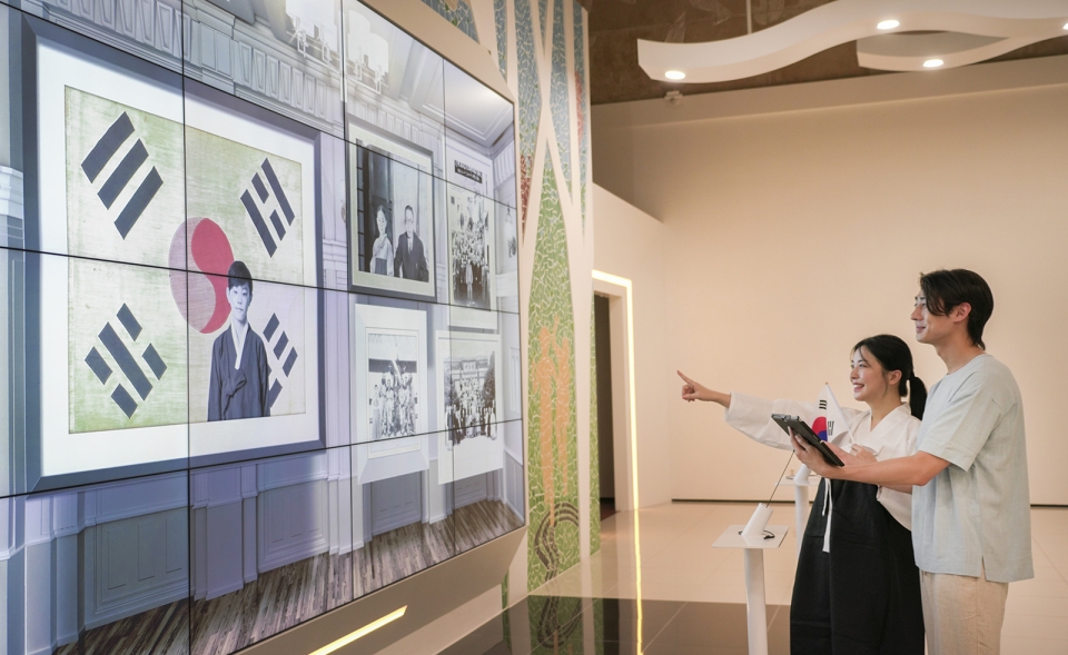 5G MEC 환경에서 관람객이 슈퍼노바 기술 기반 ‘마법사진관’을 체험중인 모습. [사진=SKT]