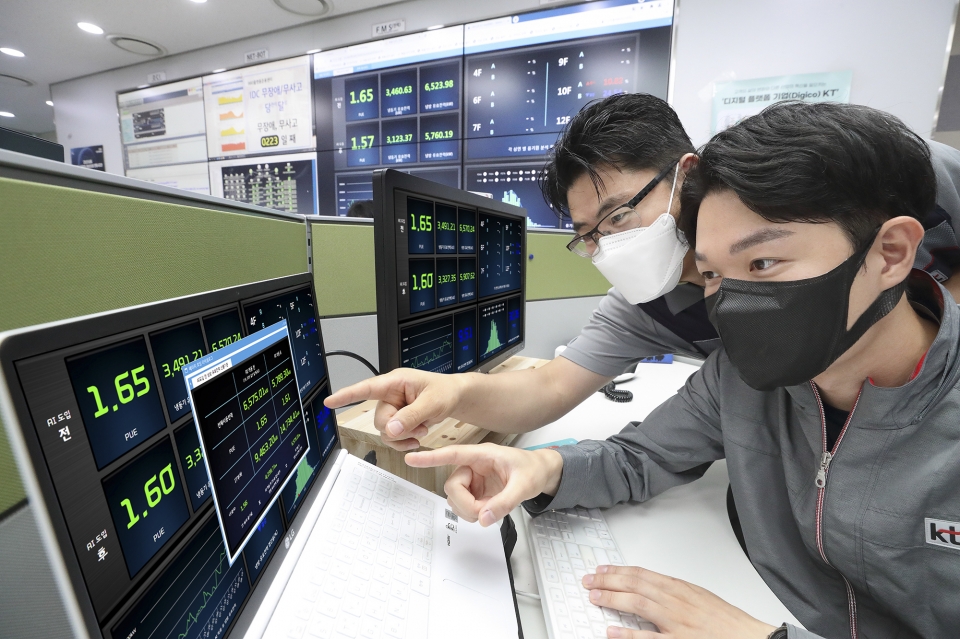 KT 목동IDC2센터에 시범적용된 ‘AI IDC 오퍼레이터’를 모니터링하는 모습. [사진=KT]