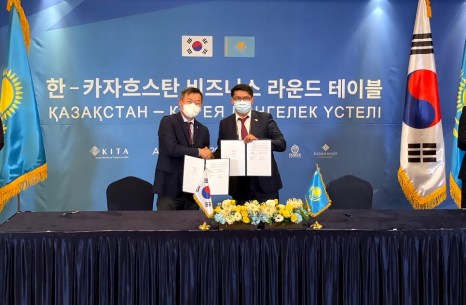 베스핀글로벌이 카자흐스탄 핀테크 연구개발 기업 테크 허브와 MOU를 체결하고 있다. 조민식 베스핀글로벌 한국총괄 대표(왼쪽), 벡잔 무타노프(Bekzhan Mutanov) 테크 허브 부대표(오른쪽) [사진=베스핀글로벌]