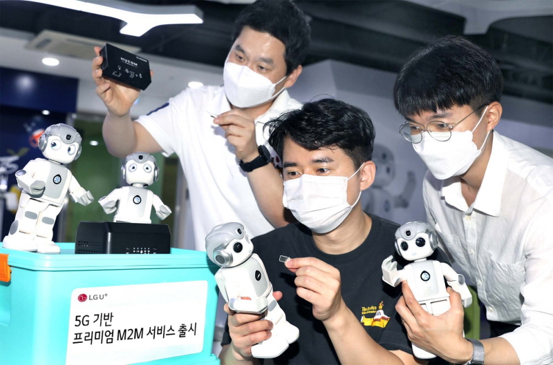 LG유플러스가 5G를 기반으로 초고속·대용량 데이터 전송을 지원하는 ’프리미엄 M2M’ 서비스를 출시했다고 18일 밝혔다. 사진은 LG유플러스 임직원이 로봇을 이용한 프리미엄M2M 서비스를 시연하는 모습. [사진=LG유플러스]