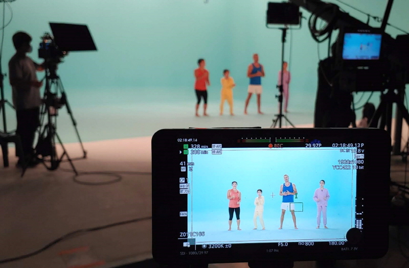 LG유플러스는 피트니스 및 건강 전문가가 직접 참여해 홈트레이닝의 'A to Z'를 담은 U+tv 전용 서비스인 ‘U+홈트Now’를 19일 출시한다. 사진은 U+홈트Now 콘텐츠 제작현장. [사진=LG유플러스]