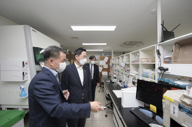 용홍택 과학기술정보통신부 제1차관이 20일 전남대학교를 방문해 공공연구성과 확산사업 현황 설명을 듣고 실험실을 점검하고 있다. [사진=과기정통부]