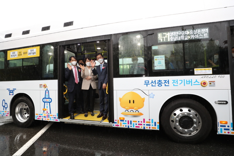 임혜숙 과학기술정보통신부 장관이 23일 대전광역시 KAIST LG이노베이션홀에서 열린 '대덕특구 무선충전 순환 전기버스(OLEV) 시범운행 개통식' 에 참석해 허태정 대전광역시장, 이광형 KAIST 총장 등과 무선충전버스에 시승하고 있다. [사진=과기정통부]