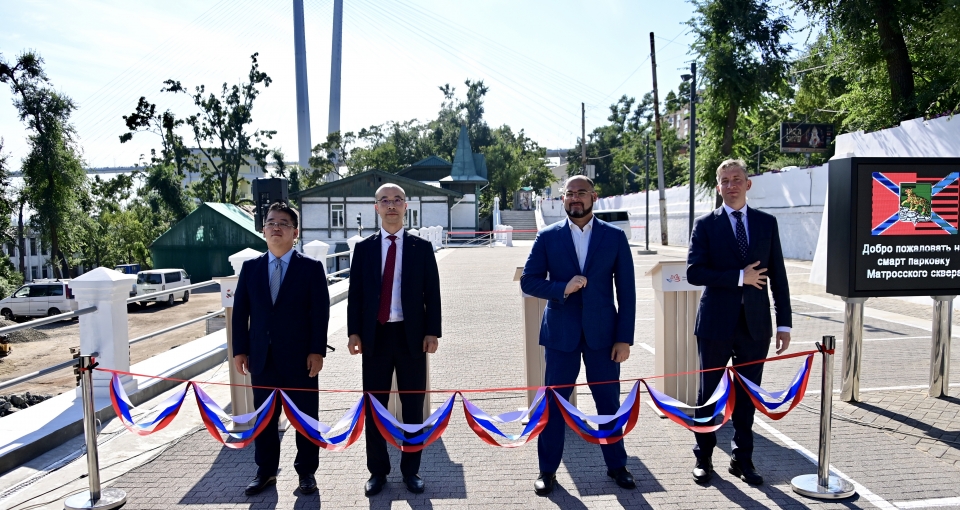 금각교 인근에서 진행된 사업 협력식 후 기념 촬영을 하는 모습. 왼쪽부터 실리콘큐브 임종윤 대표, KT 문성욱 글로벌사업본부장, 블라디보스톡 콘스탄틴 쉐스타코프 시장, 극동개발공사 이고르 노소프 CEO [사진=KT]