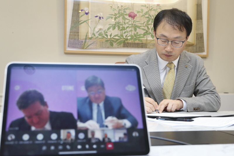 KT가 말레이시아 쿠옥(Kuok)그룹이 보유한 글로벌데이터 전문기업 엡실론의 지분 100%를 1억4500만달러(한화 약 1700억원)에 인수하는 주식매매계약(SPA)을 8일 체결했다고 9일 밝혔다. 이날 계약식은 한국과 영국, 싱가포르 3개 나라에서 동시에 화상회의로 진행됐다. [사진=KT]