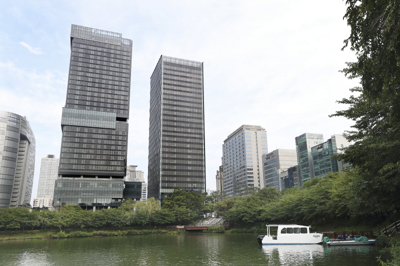 KT는 Enterprise부문 및 AI/DX융합사업부문을 최근 완공된 ‘KT송파빌딩’으로 이전한다고 13일 밝혔다. [사진=KT]