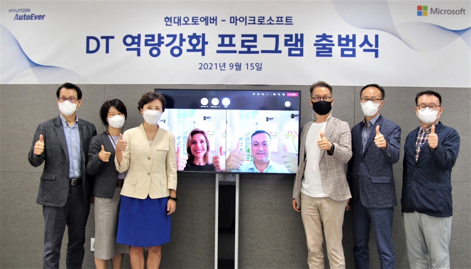 현대오토버와 MS 관계자들이 기념촬영을 하고 있다.  [사진=현대오토버]