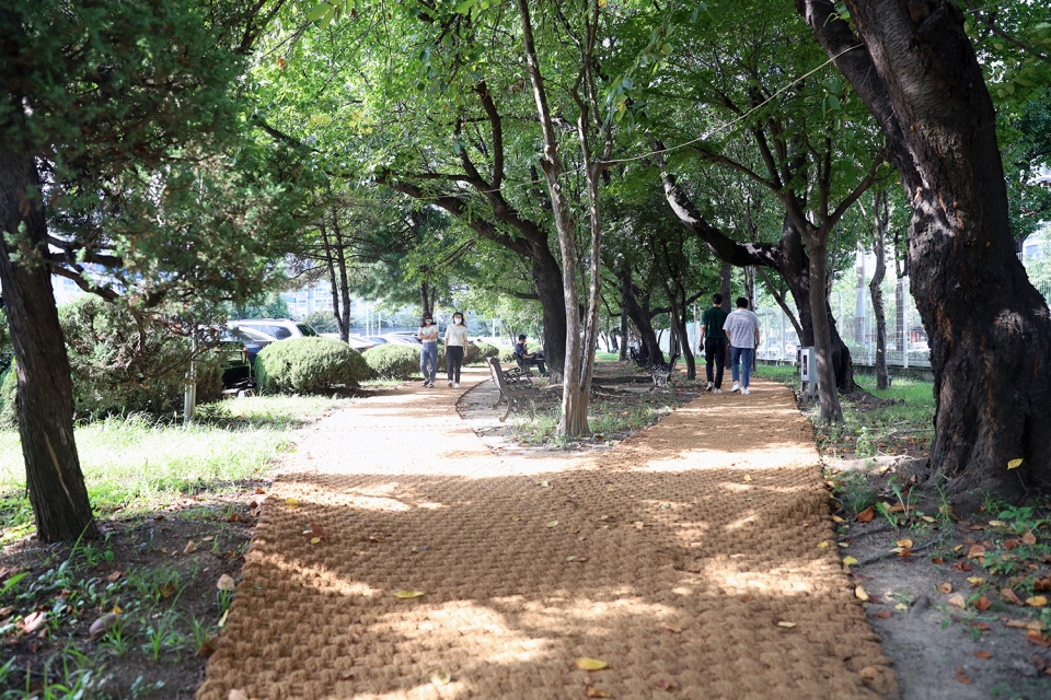 롯데정보통신 직원들이 야외 조성된 산책로를 거닐며 휴식을 취하고 있다. [사진=롯데정보통신]
