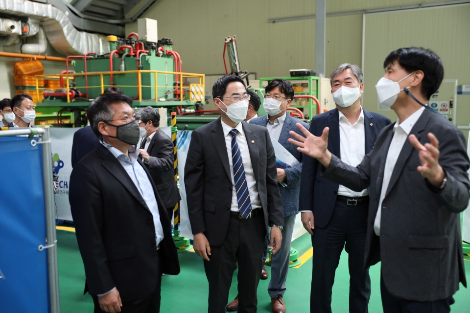 용홍택 과학기술정보통신부 제1차관이 23일 인천광역시 연수구 한국생산기술연구원 뿌리기술연구소를 방문해 코로나19 방역점검 및 현장 간담회를 가지고 있다. 사진=한국생산기술연구원]