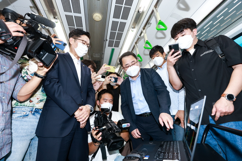 오른쪽 강종렬 SKT ICT Infra 센터장이 가운데 조경식 과기정통부 제2차관에게 장비를 설명하고 있다. [사진=과기정통부]