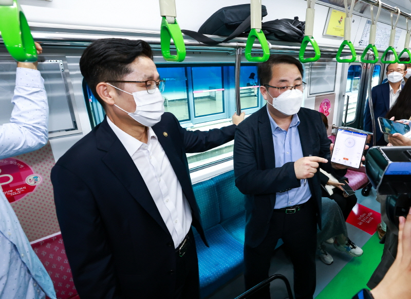 강종렬 SKT ICT Infra 센터장이 조경식 과기정통부 제2차관에게 장비를 설명하고 있다. [사진=과기정통부]