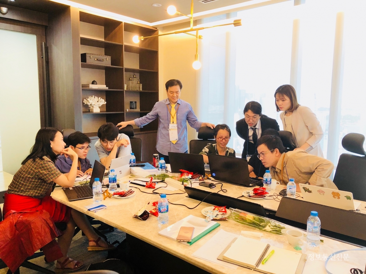 2018년 베트남에서 현지 인력을 대상으로 인공지능·빅데이터 기반 소프트웨어 품질관리 및 세이프티 검증 도구인 CETA 활용법을 교육하고 있는 모습. [사진=씽크포비엘]