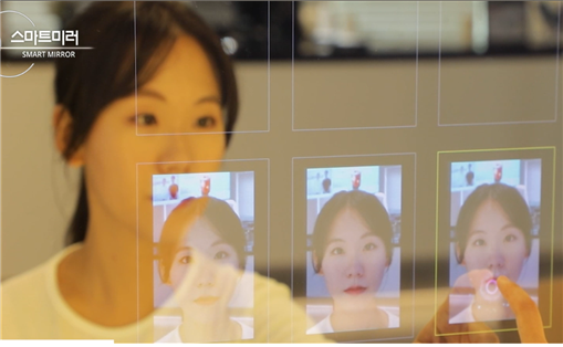 스마트미러로 스타일을 바꿔보는 모습. [사진=중기부]
