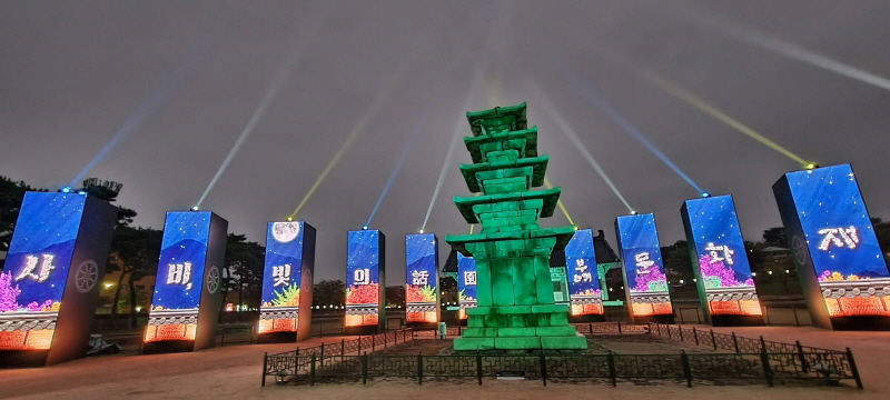 LG유플러스는 12일 부여 정림사지에서 개최되는 문화재 야행(夜行) ‘사비, 빛의 화원’에서 백제 세계문화유산과 연계한 5G 28㎓ 기반 실감형 서비스 선보인다고 밝혔다. [사진=LG유플러스]