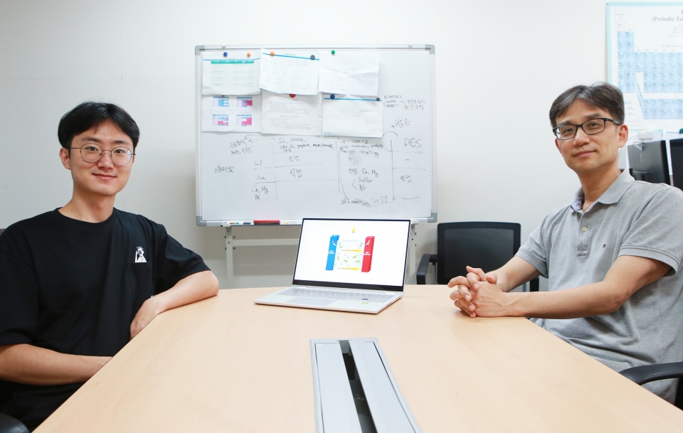 DGIST 에너지공학전공 강준식 석·박사통합과정생, 이호춘 교수. [사진=DGIST]