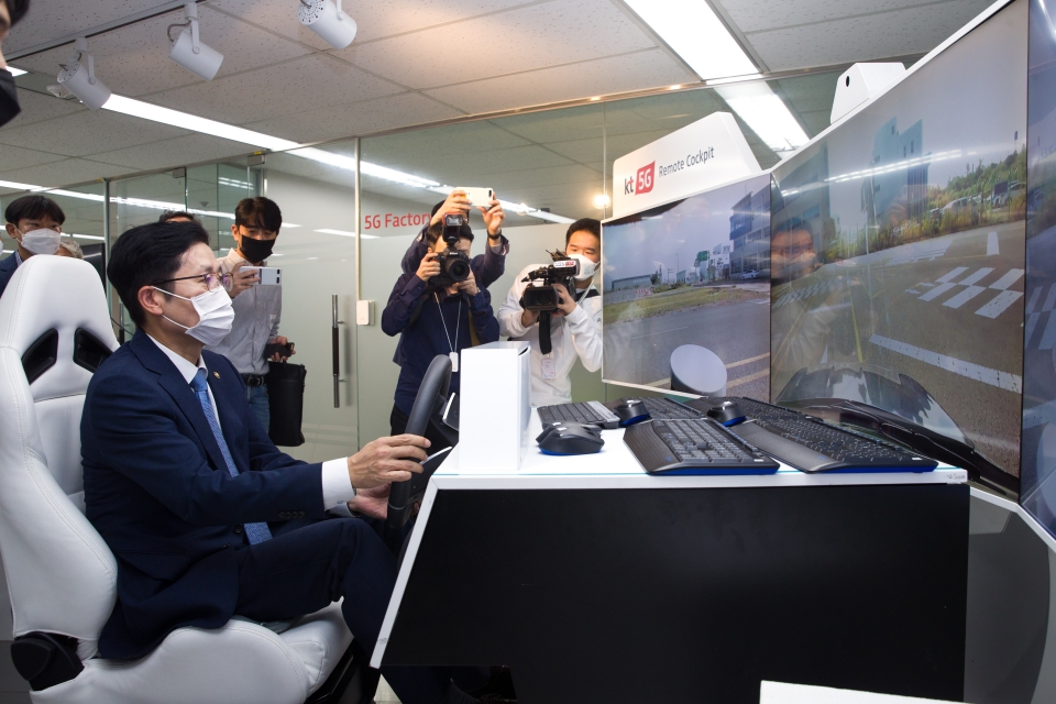 조경식 과학기술정보통신부 제2차관이 14일 오전 서울 서초구 KT우면연구센터를 방문해 '5G기반 원격주행 서비스' 에 대한 설명을 듣고 있다.